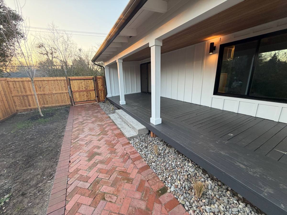 House for rent at 1045 Oakway Dr, Eugene, OR 97401