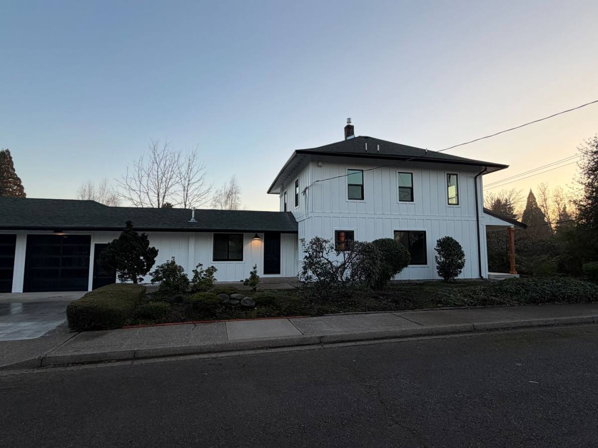 House for rent at 1045 Oakway Dr, Eugene, OR 97401