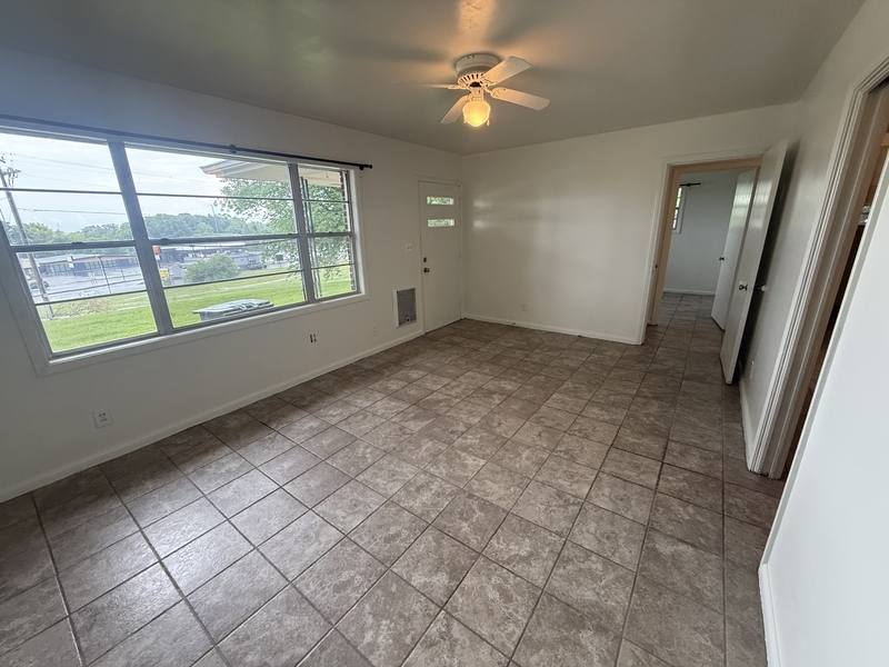 Apartment for rent at 903 Collinwood Ave, Florence, AL 35630