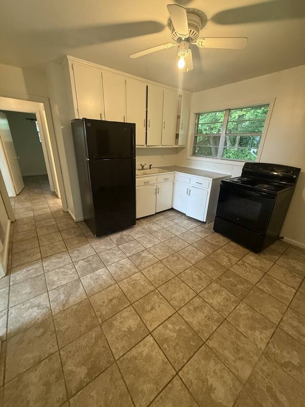 Apartment for rent at 903 Collinwood Ave, Florence, AL 35630