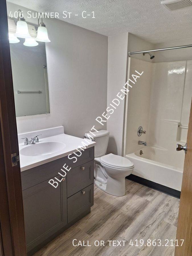 Apartment for rent at 406 Sumner St, Akron, OH 44304