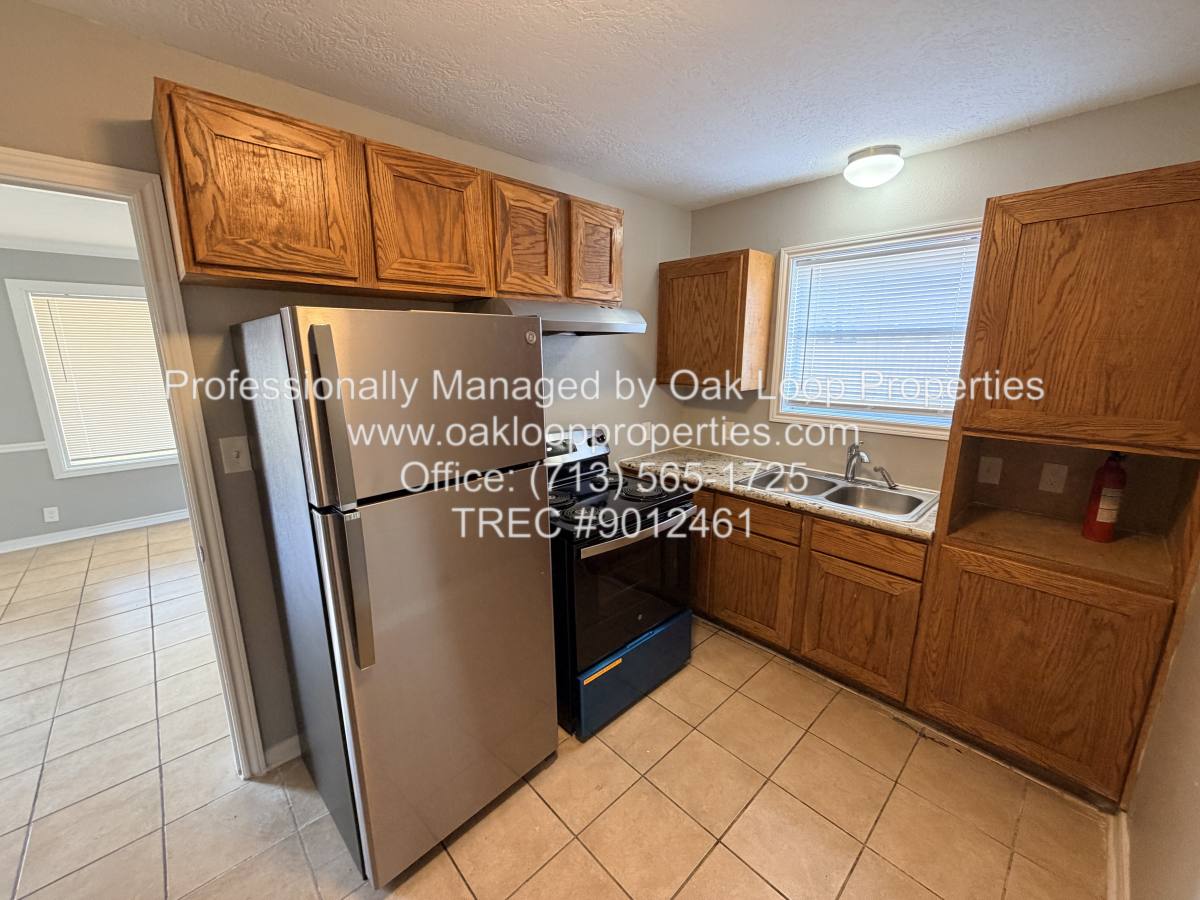 Apartment for rent at 1414 E Ave #A, Katy, TX 77493