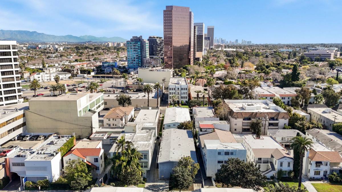 Apartment for rent at 218 S Gale Dr, Beverly Hills, CA 90211