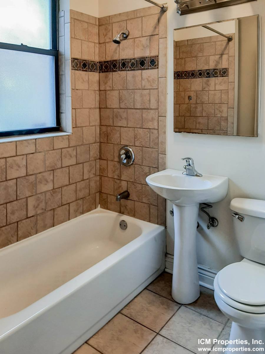 Apartment for rent at 2876 N Clark St #3, Chicago, IL 60657