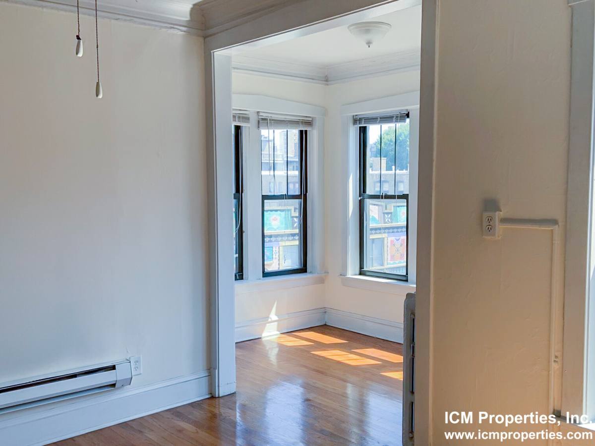 Apartment for rent at 2876 N Clark St #3, Chicago, IL 60657