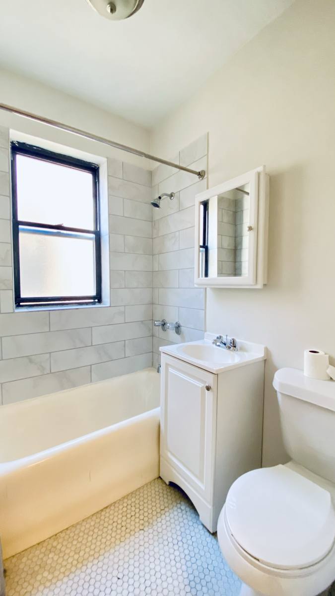 Apartment for rent at 839 W Sheridan #308, Chicago, IL 60613