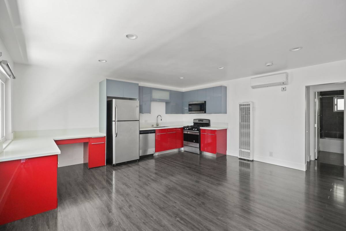 Apartment for rent at 1321 W 36th Place #10, Los Angeles, CA 90007