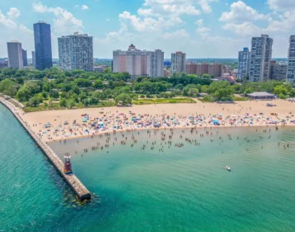 Apartment for rent at 5746 N Sheridan Rd #302, Chicago, IL 60660