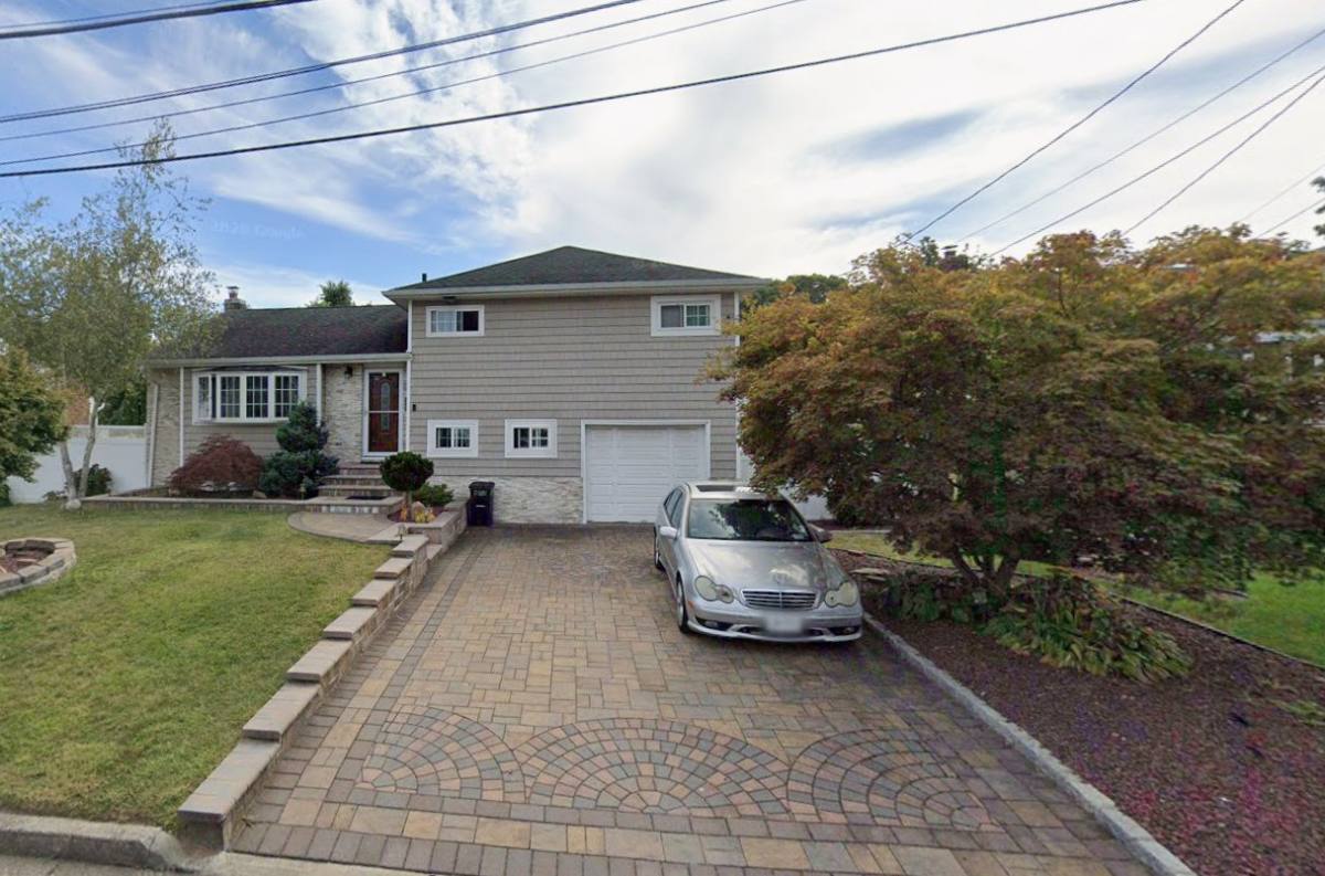 House for rent at 572 Benjamin Rd, North Babylon, NY 11703