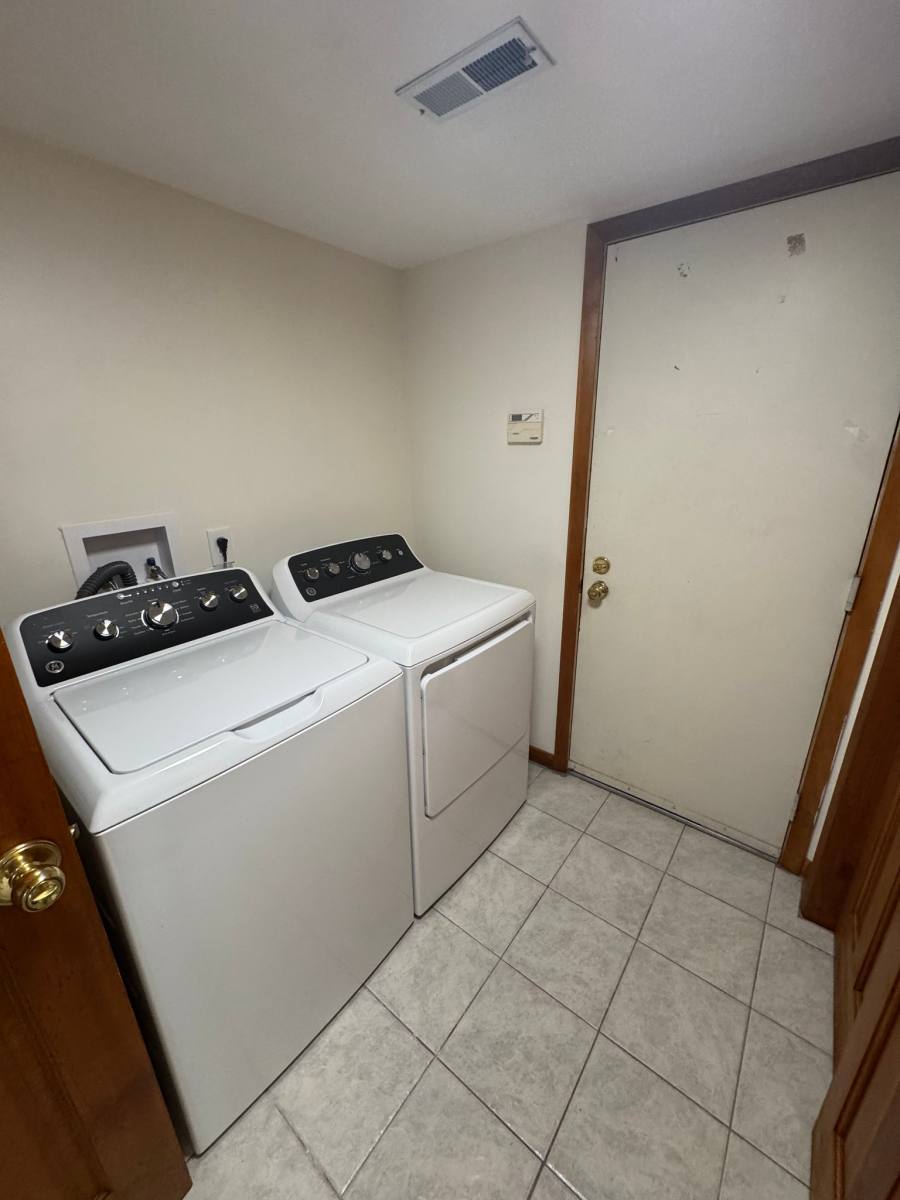 Townhouse for rent at 42 Parkington Circle, East Syracuse, NY 13057