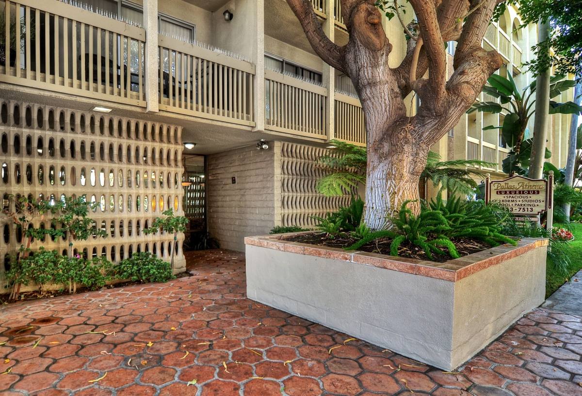 Apartment for rent at 212 Euclid Ave, Long Beach, CA 90803