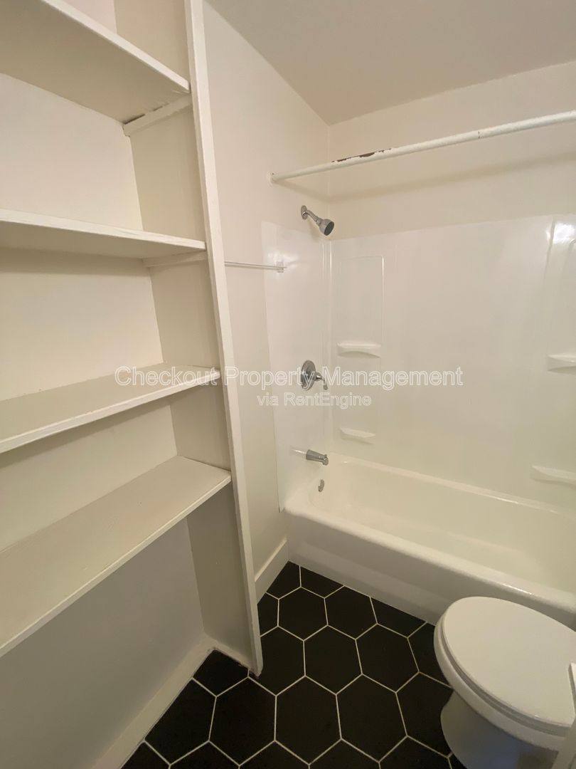 Apartment for rent at 120 Bellerive Blvd, Saint Louis, MO 63111