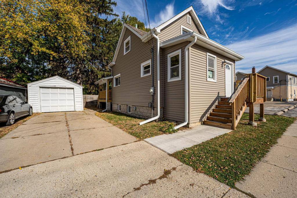 House for rent at 570 5th Ave, Aurora, IL 60505
