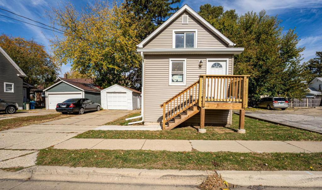 House for rent at 570 5th Ave, Aurora, IL 60505