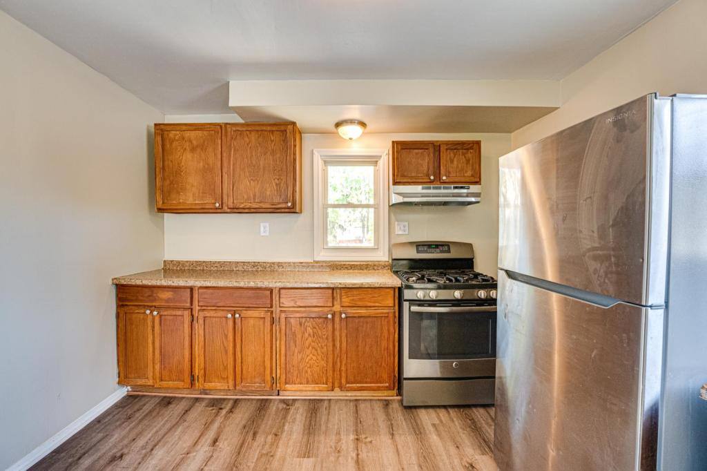 House for rent at 570 5th Ave, Aurora, IL 60505