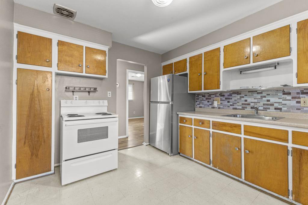 Apartment for rent at 1353 Goddard Rd, Lincoln Park, MI 48146