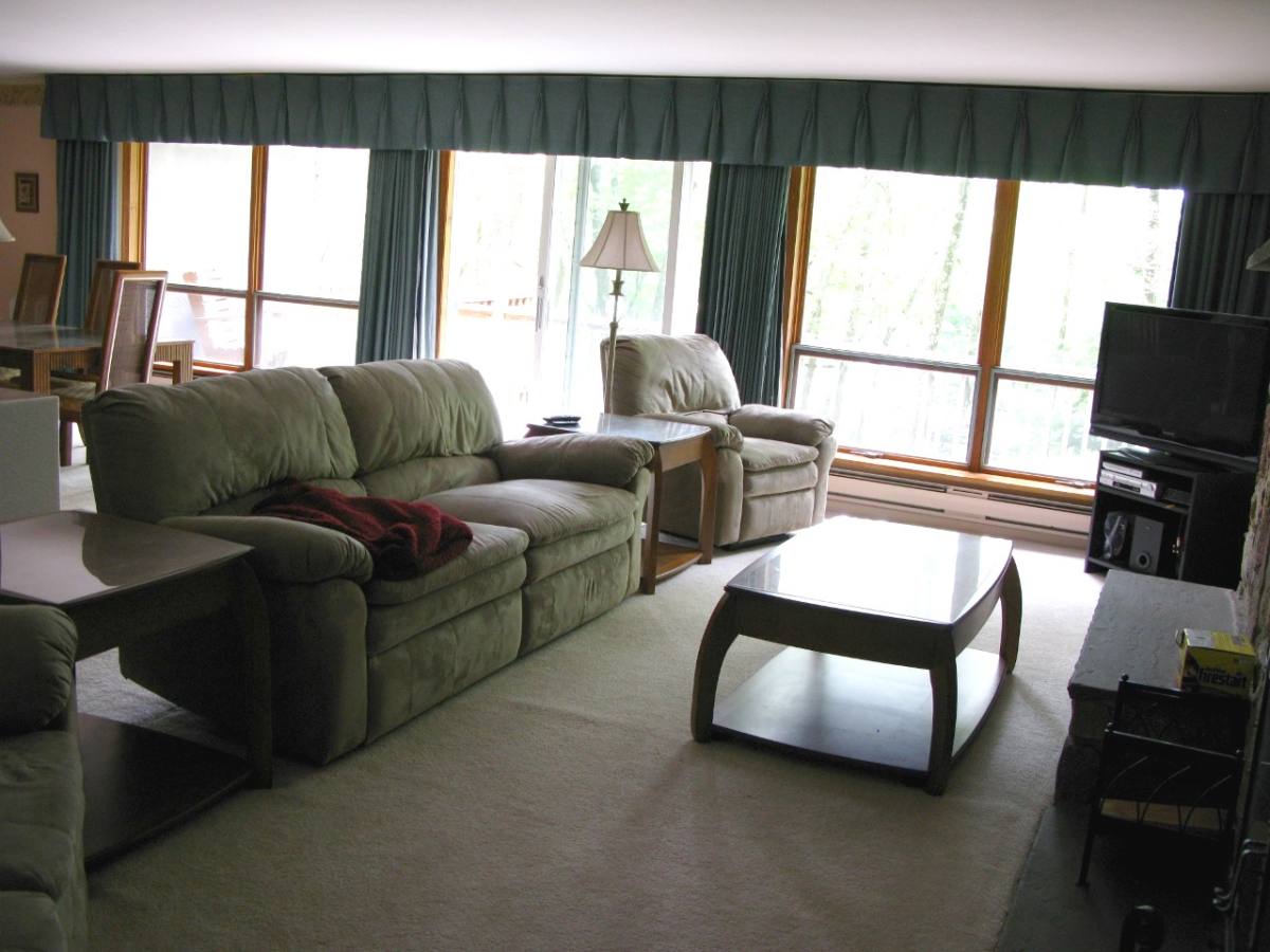 House for rent at 392 Hallowood Dr, East Stroudsburg, PA 18302