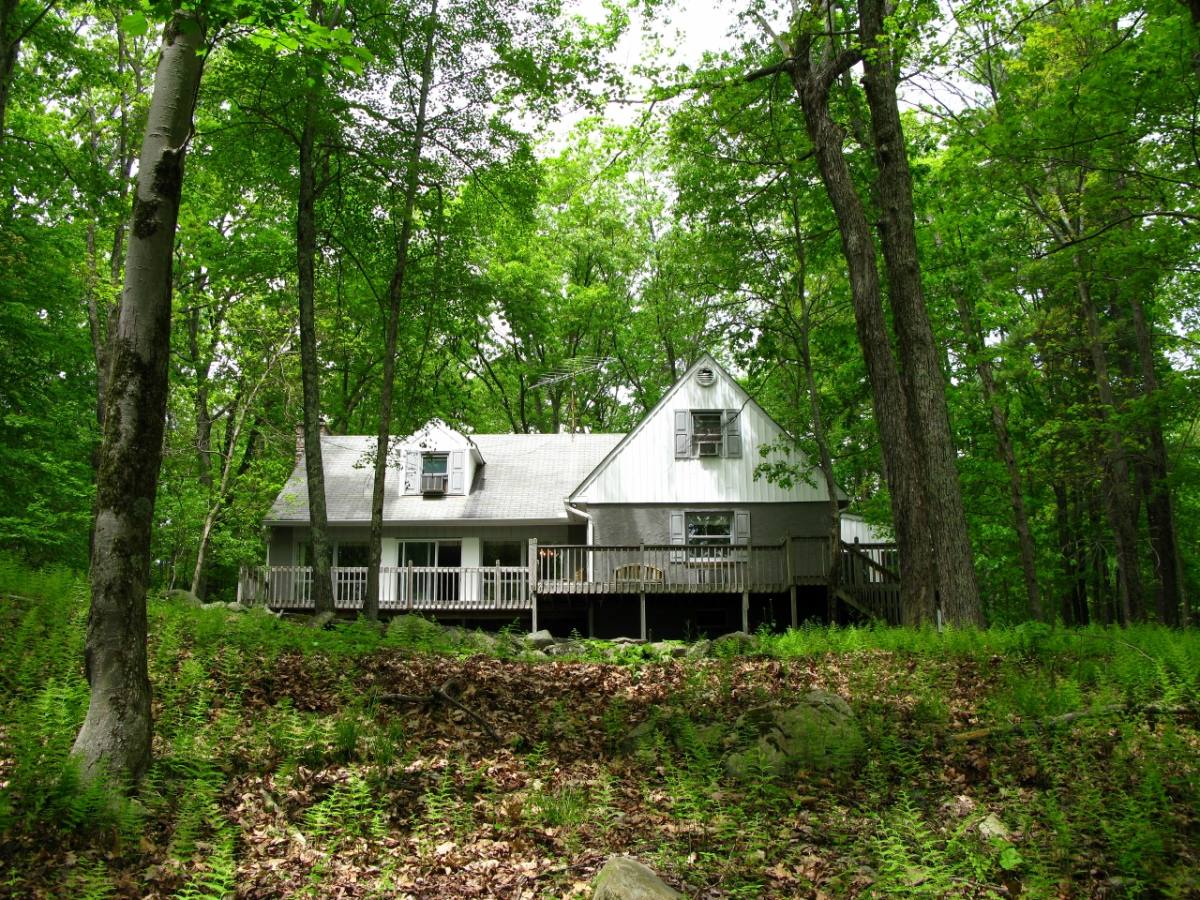 House for rent at 392 Hallowood Dr, East Stroudsburg, PA 18302