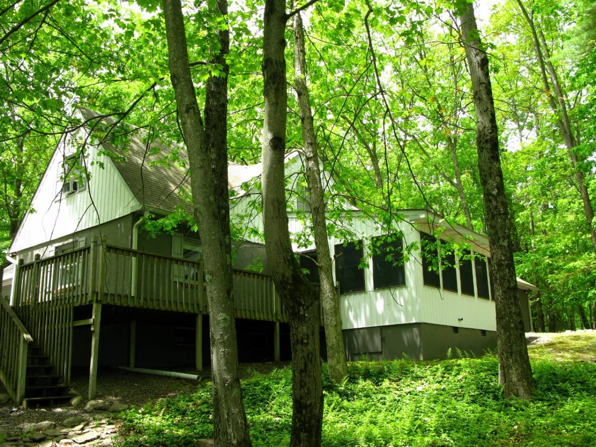 House for rent at 392 Hallowood Dr, East Stroudsburg, PA 18302