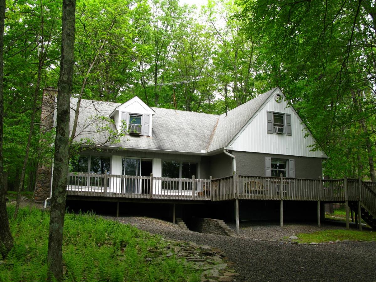 House for rent at 392 Hallowood Dr, East Stroudsburg, PA 18302
