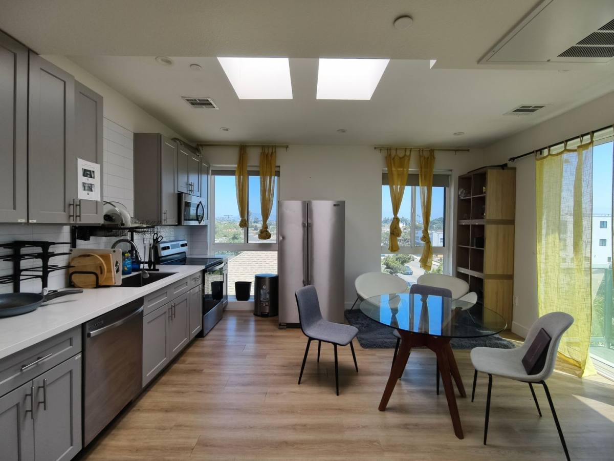 Apartment for rent at 3105 - 3107 S Normandie Ave, Los Angeles, CA 90007