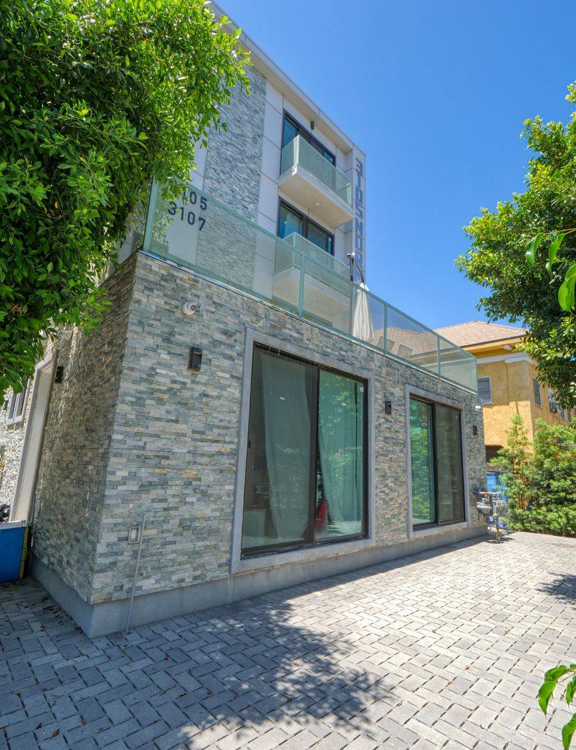 Apartment for rent at 3105 - 3107 S Normandie Ave, Los Angeles, CA 90007