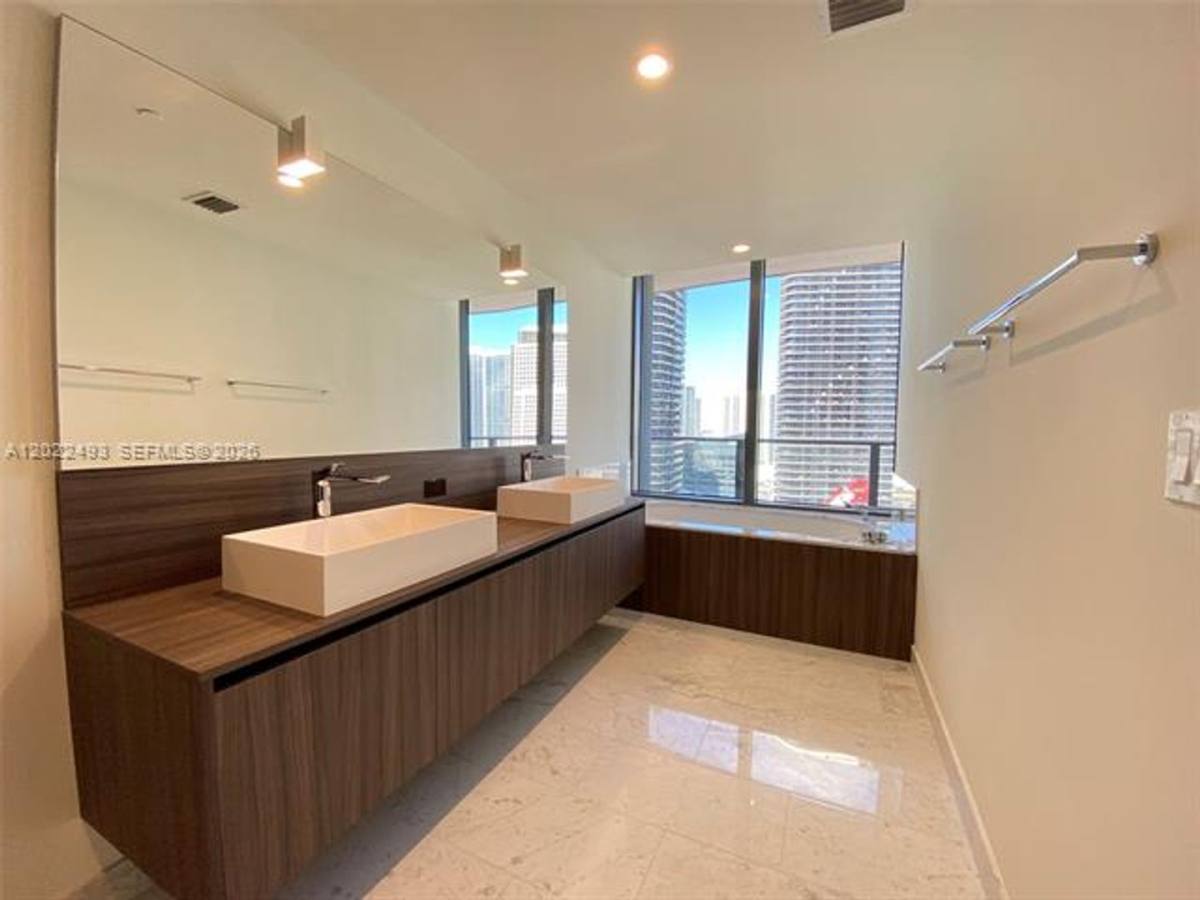 Apartment for rent at 1000 Brickell Plaza, Miami, FL 33131