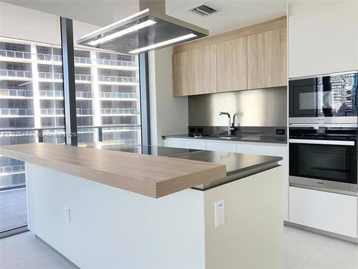 Apartment for rent at 1000 Brickell Plaza, Miami, FL 33131