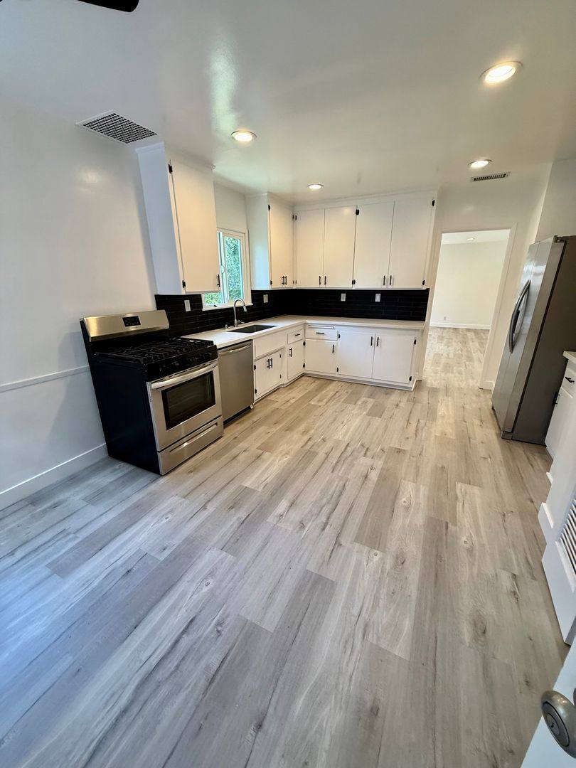 Apartment for rent at 449 N Oakhurst Dr, Beverly Hills, CA 90210