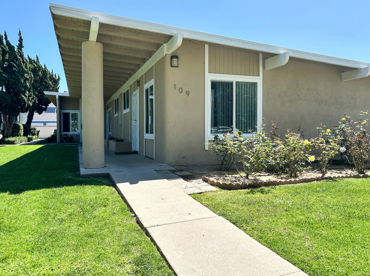 Apartment for rent at 109 Clearbrook Lane, Costa Mesa, CA 92626