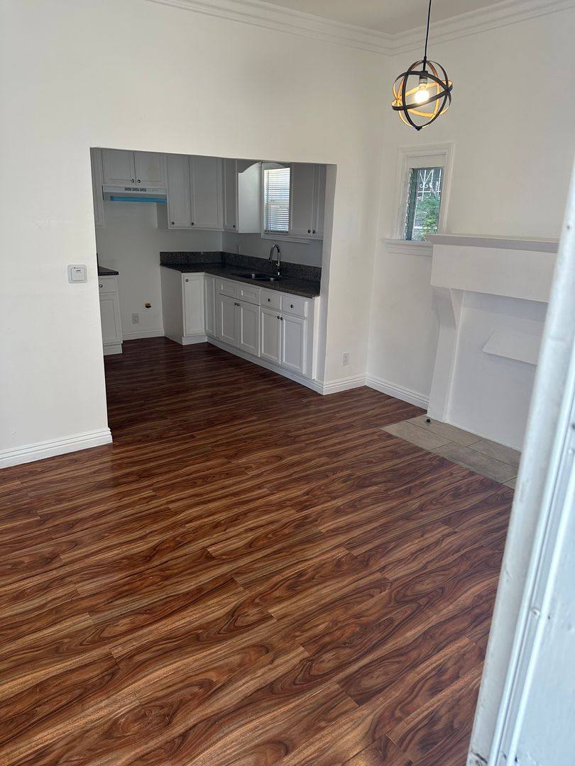 Apartment for rent at 11406-11408 Berendo Ave, Los Angeles, CA 90044