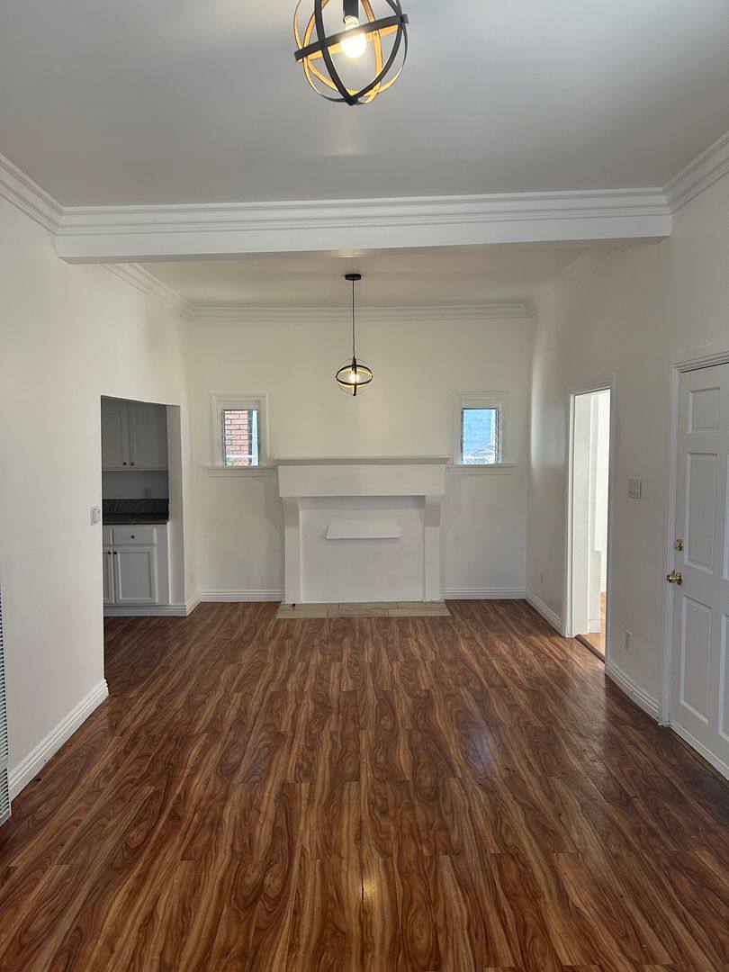 Apartment for rent at 11406-11408 Berendo Ave, Los Angeles, CA 90044