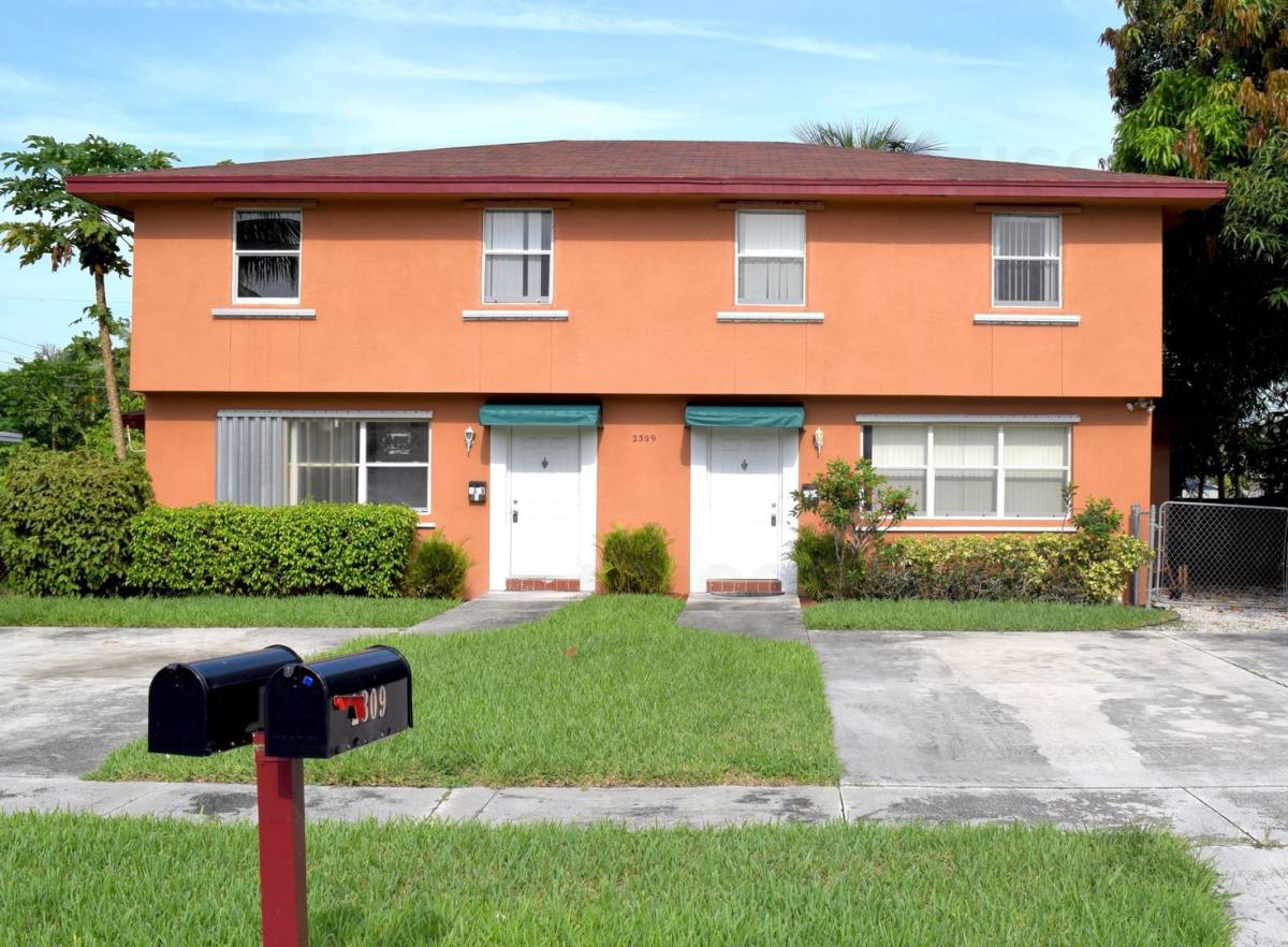 Townhouse for rent at 2309 SE 2nd St, Boynton Beach, FL 33435
