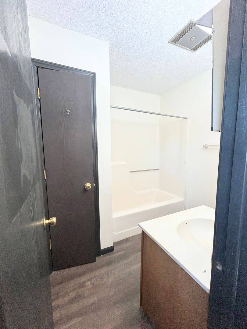 Apartment for rent at 900 E 11th Ave, Hutchinson, KS 67501