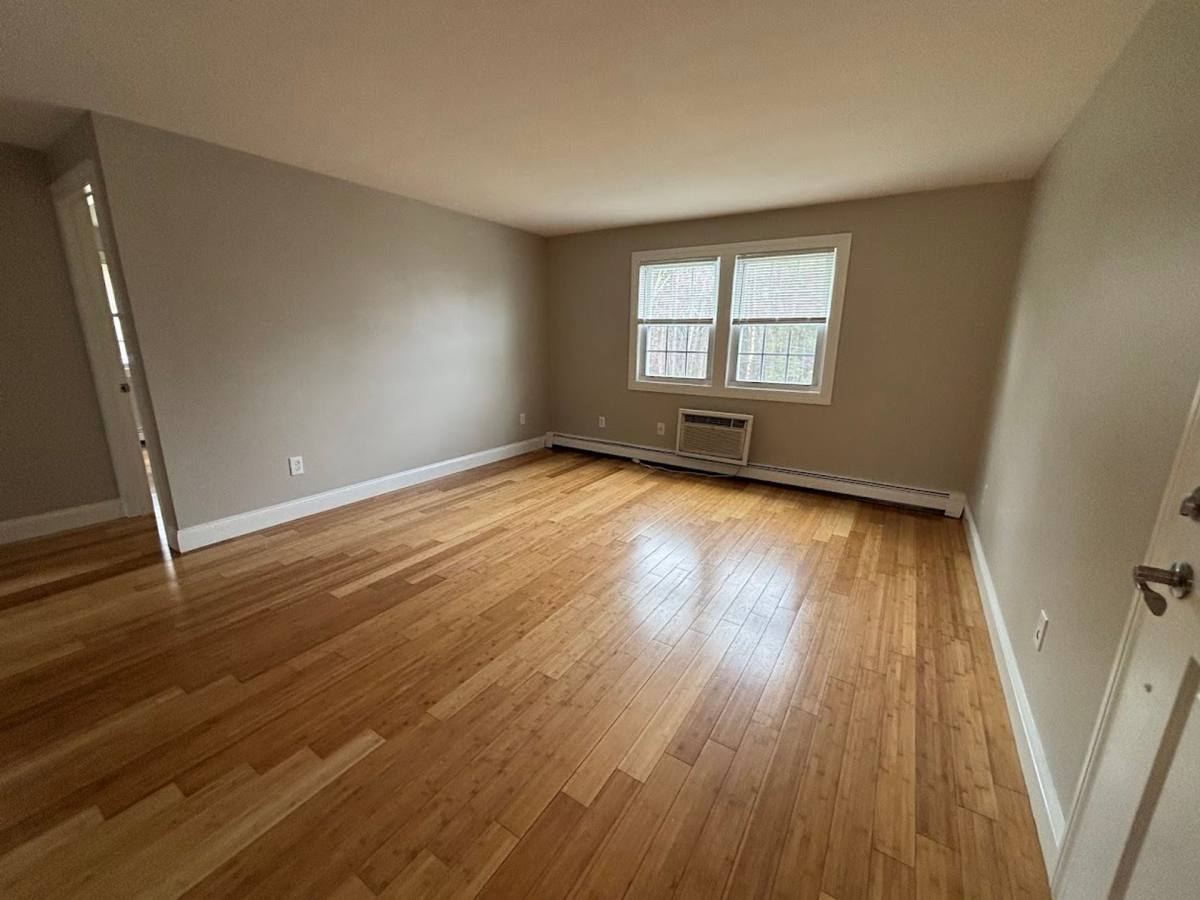 Apartment for rent at 14-35 Stonehenge Rd, Londonderry, NH 03053