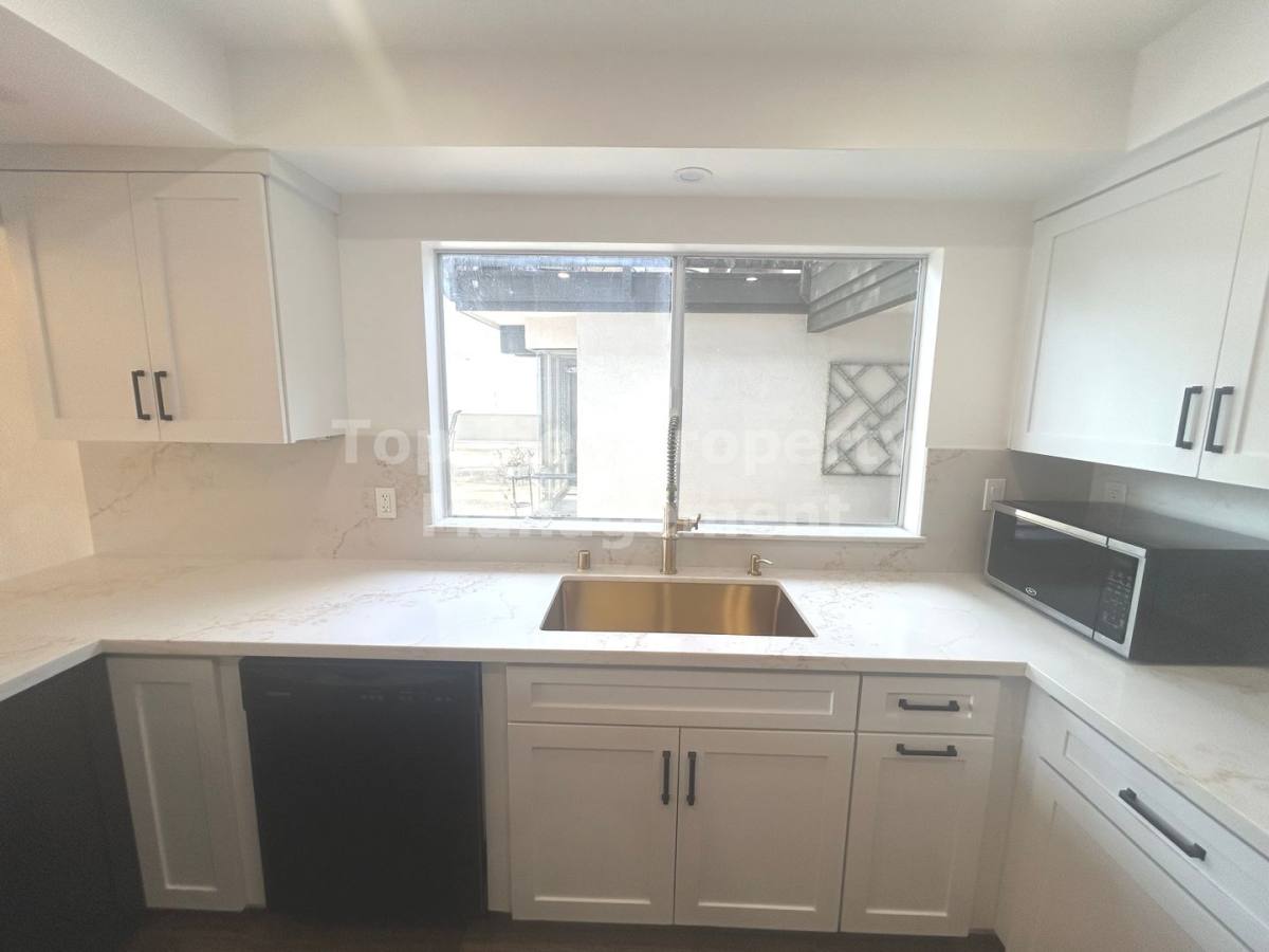 Townhouse for rent at 2533 Navarra Dr, Carlsbad, CA 92009