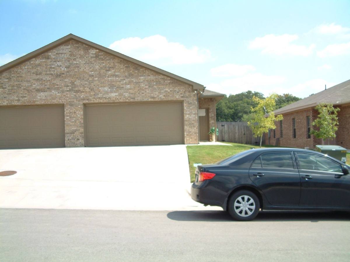 Apartment for rent at 941-943 Sylvia, Weatherford, TX 76086
