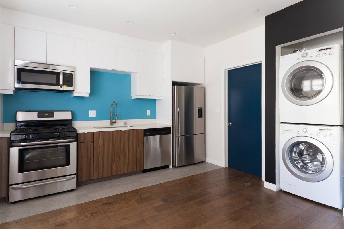 Apartment for rent at 2716 Ellendale Place, Los Angeles, CA 90007