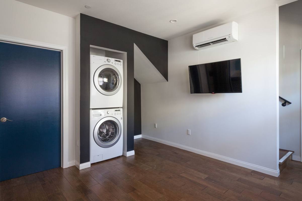 Apartment for rent at 2716 Ellendale Place, Los Angeles, CA 90007