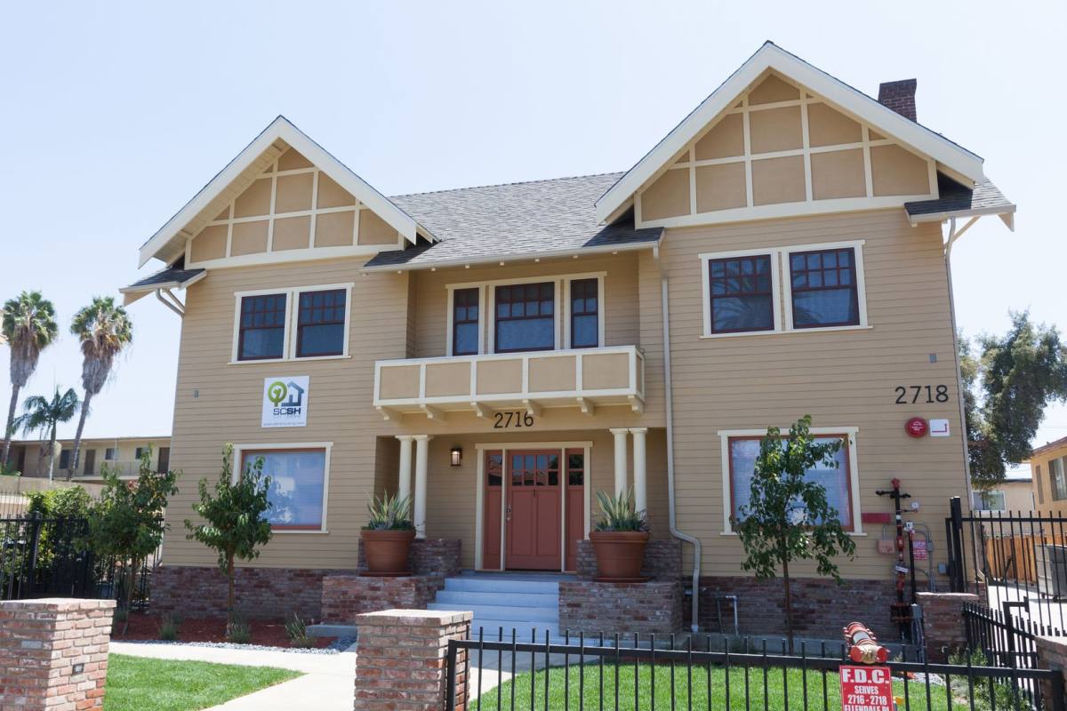 Apartment for rent at 2716 Ellendale Place, Los Angeles, CA 90007