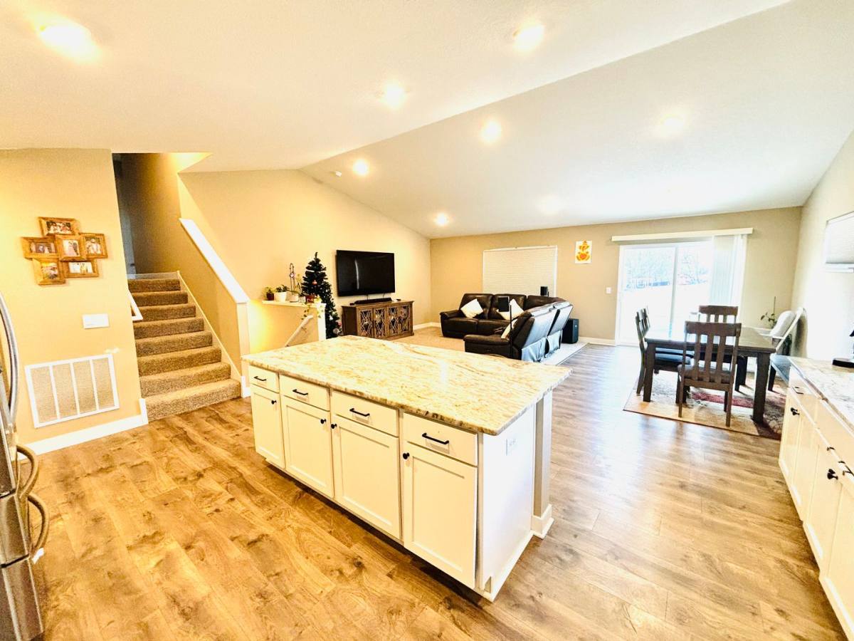 House for rent at 18031 Headwaters Dr, Lakeville, MN 55044