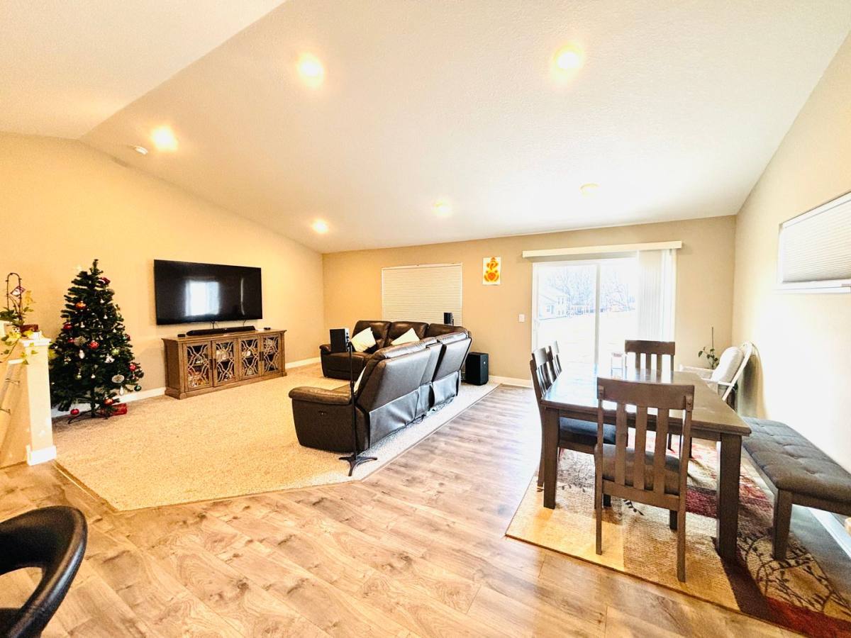 House for rent at 18031 Headwaters Dr, Lakeville, MN 55044
