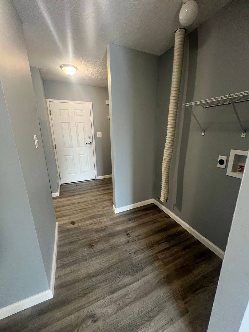 Apartment for rent at 104 W Petersburg St, Oakford, IL 62673