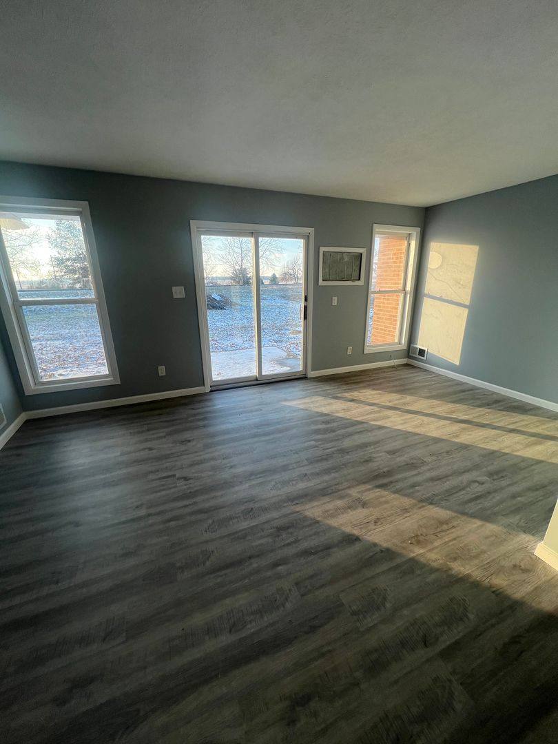 Apartment for rent at 104 W Petersburg St, Oakford, IL 62673