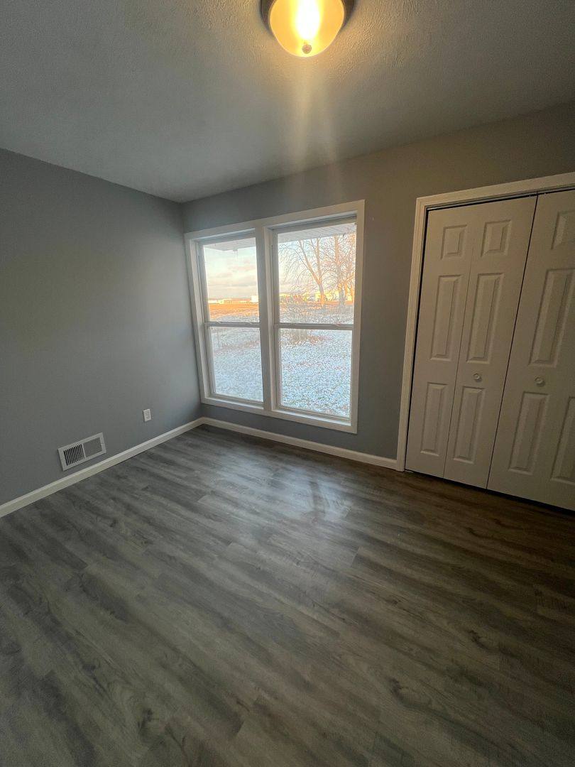 Apartment for rent at 104 W Petersburg St, Oakford, IL 62673
