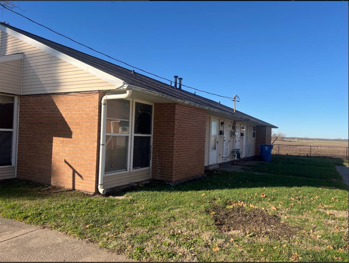 Apartment for rent at 104 W Petersburg St, Oakford, IL 62673