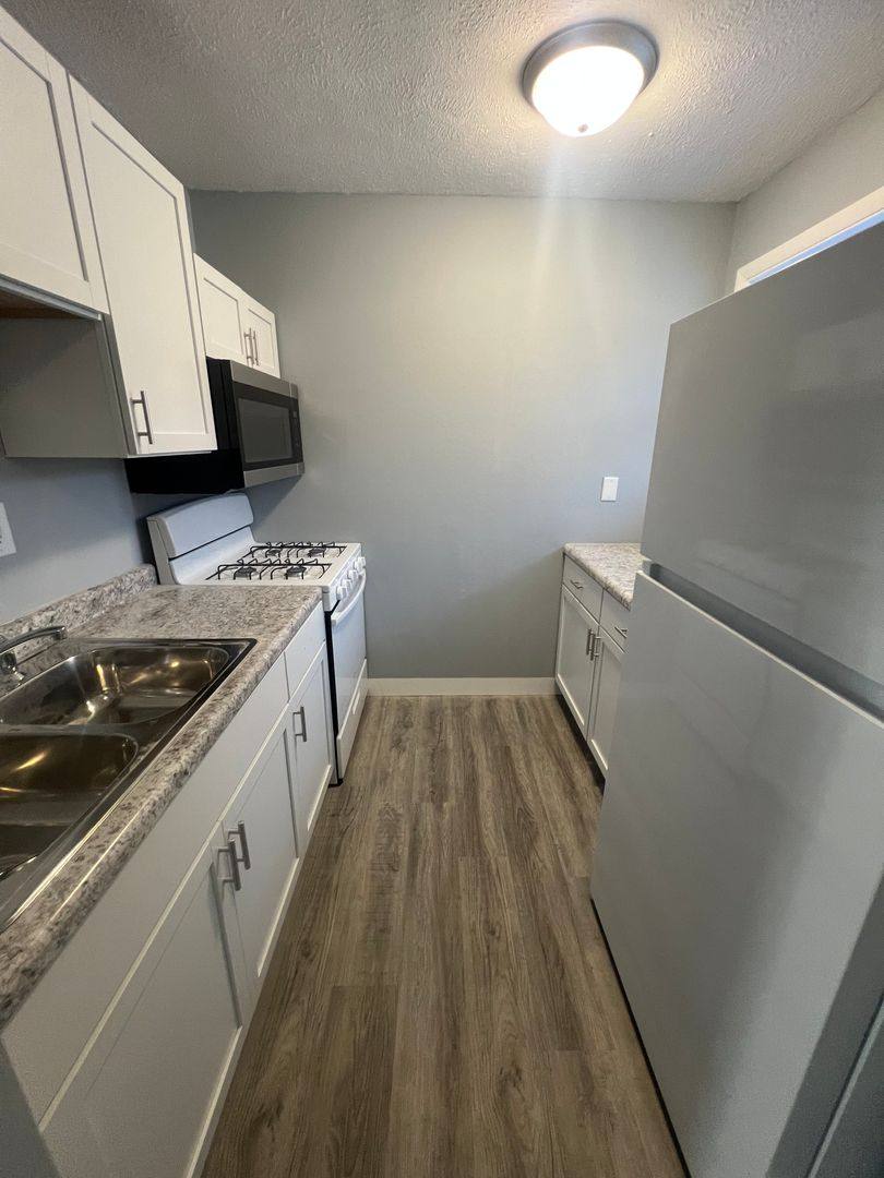 Apartment for rent at 104 W Petersburg St, Oakford, IL 62673