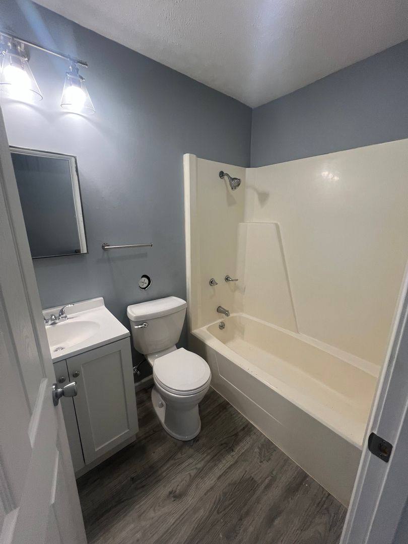 Apartment for rent at 104 W Petersburg St, Oakford, IL 62673