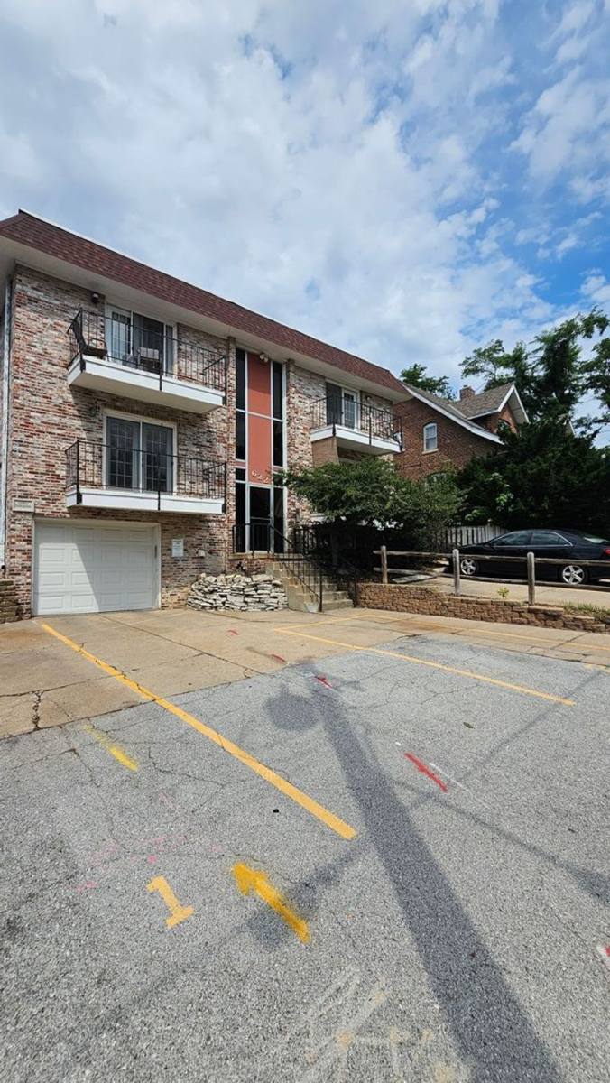 Apartment for rent at 622 S 36th St, Omaha, NE 68105