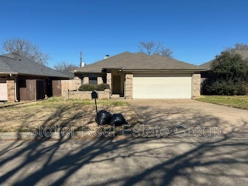 House for rent at 4211 Meadow Park Dr, Arlington, TX 76017